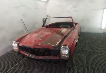 Staré auto před prácí s lakem